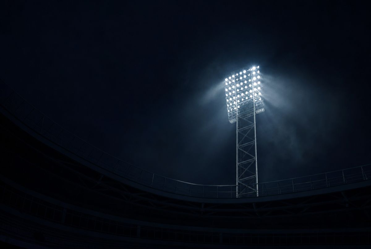Flutlichtmast in einem Stadion bei Nacht